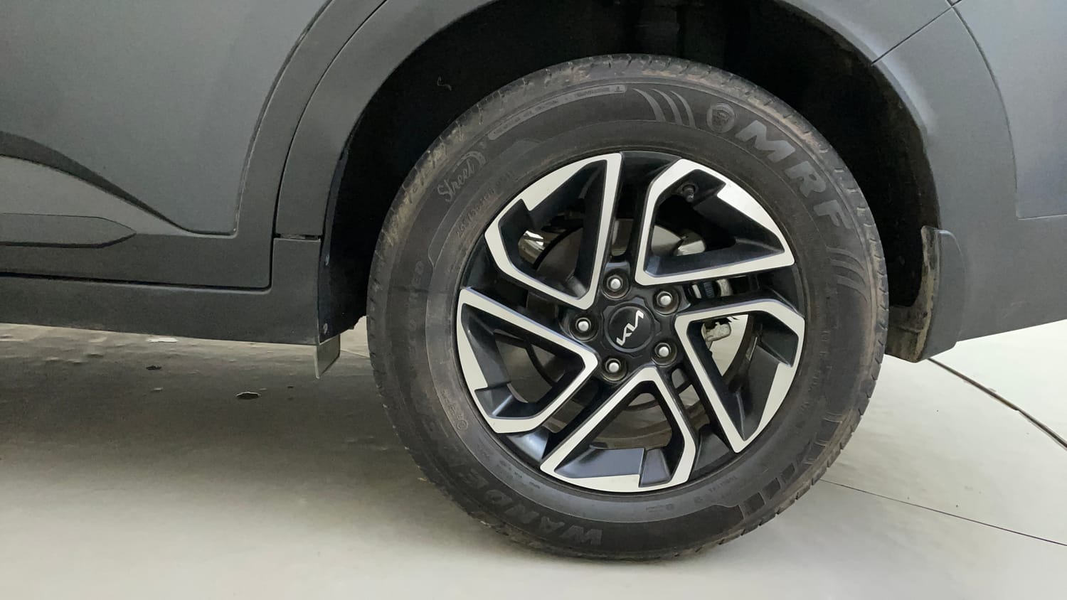 Used 2024 Kia Carens X Line 1.5 Diesel AT 6 STR Diesel Automatic tyres LEFT REAR TYRE RIM VIEW