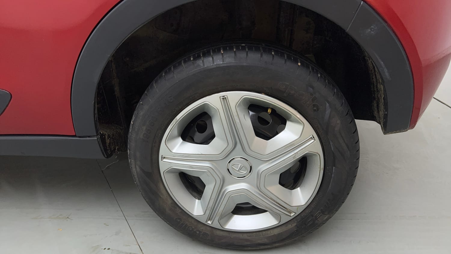 Used 2018 Tata Nexon XM Petrol Manual tyres LEFT REAR TYRE RIM VIEW