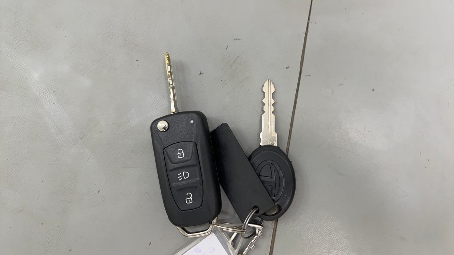 Used 2018 Tata Hexa XT 4x2 7 STR Diesel Manual extra CAR KEY VIEW