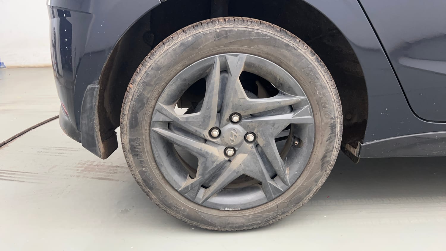 Used 2023 Hyundai New i20 Sportz 1.2 MT Petrol Manual tyres RIGHT REAR TYRE RIM VIEW