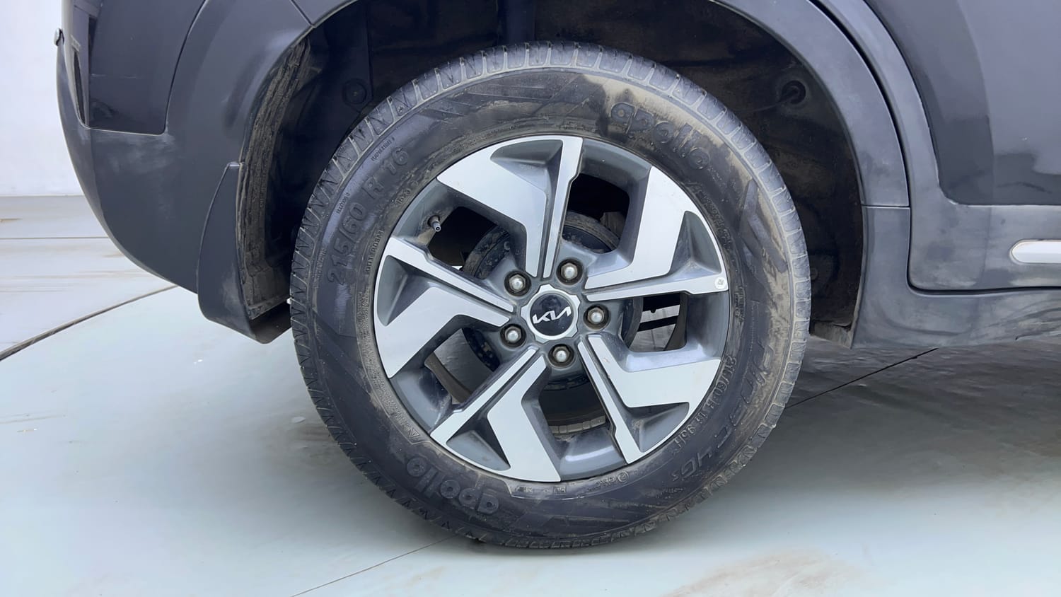 Used 2023 Kia Sonet HTX 1.5 AT Diesel Automatic tyres RIGHT REAR TYRE RIM VIEW