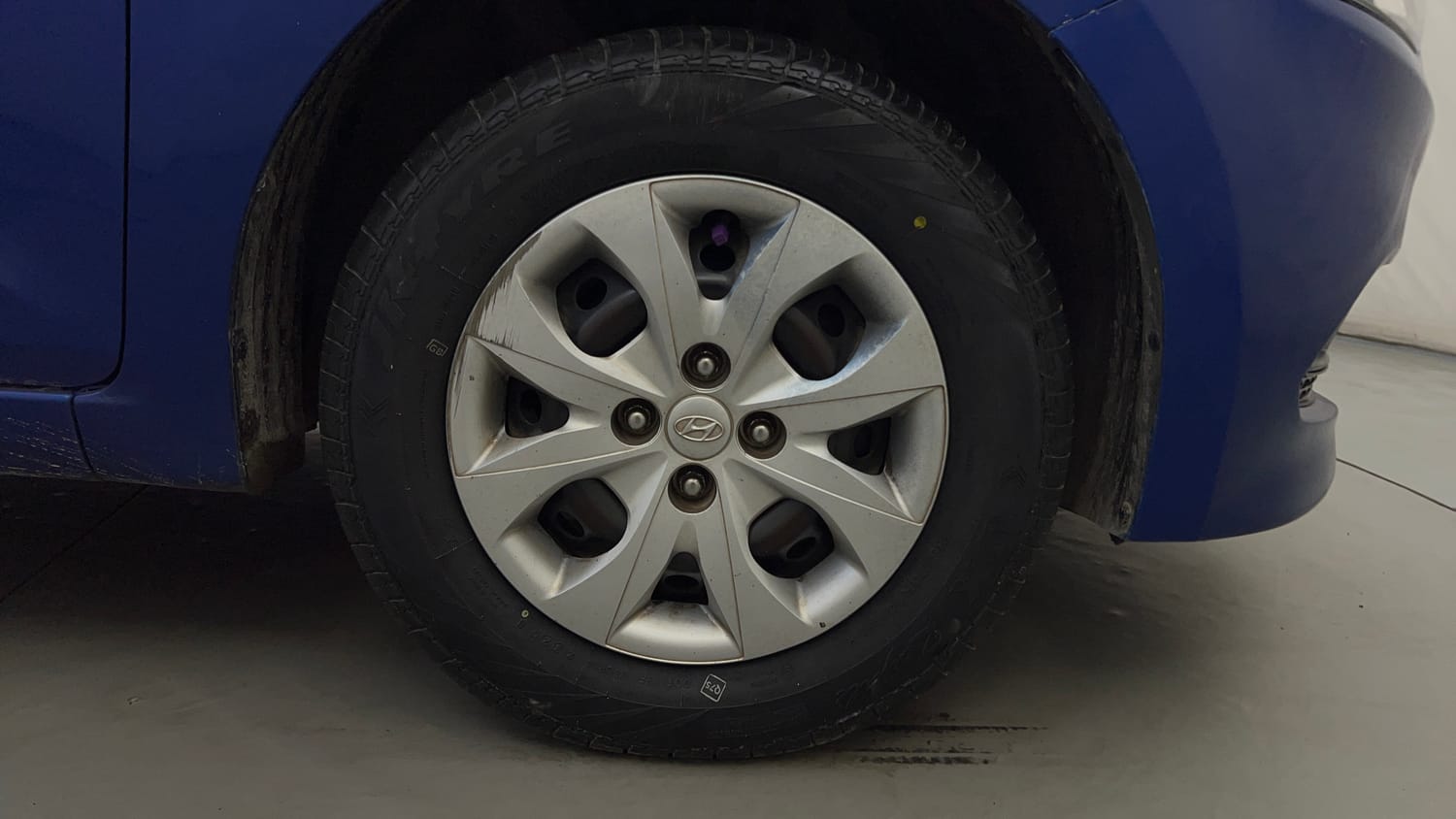 Used 2015 Hyundai Elite i20 Sportz 1.2 Petrol Manual tyres RIGHT FRONT TYRE RIM VIEW