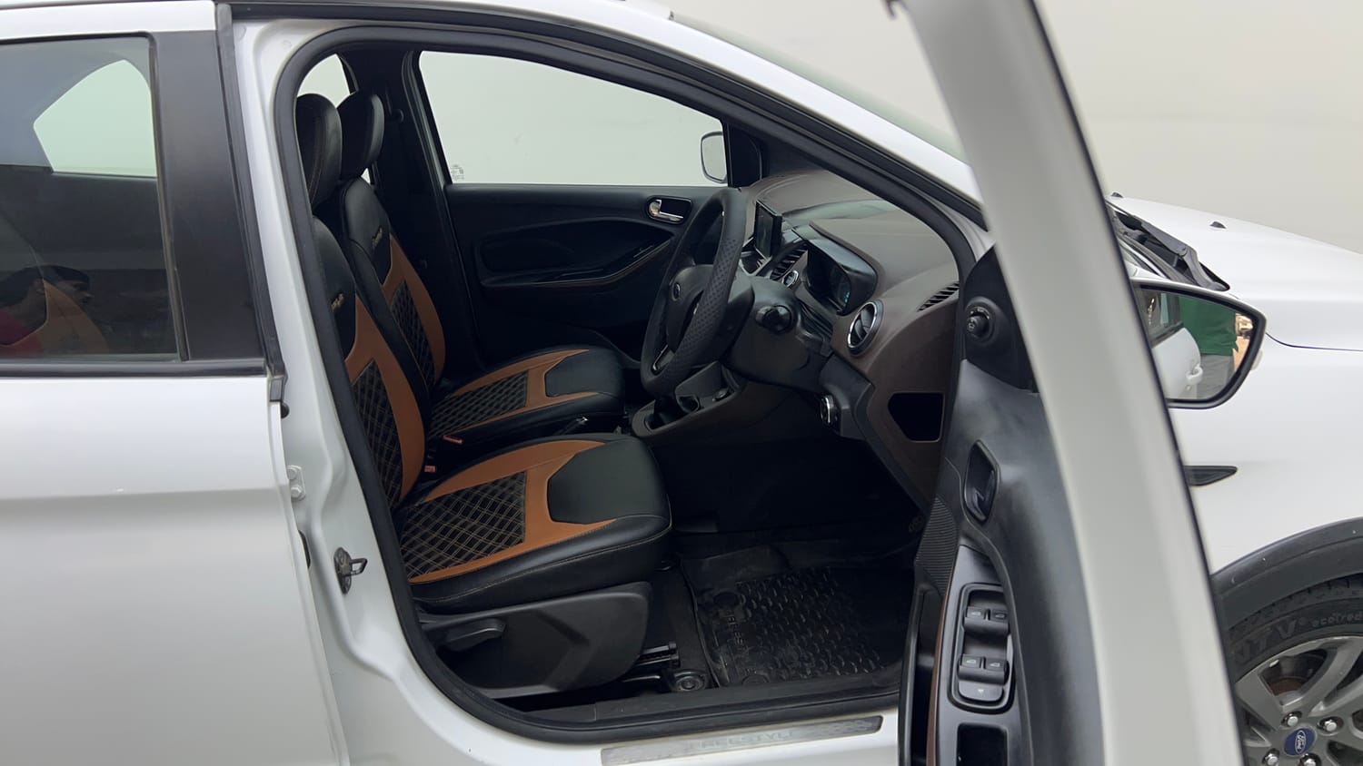 Used 2018 Ford Freestyle Titanium 1.2 Ti-VCT Petrol Manual interior RIGHT SIDE FRONT DOOR CABIN VIEW