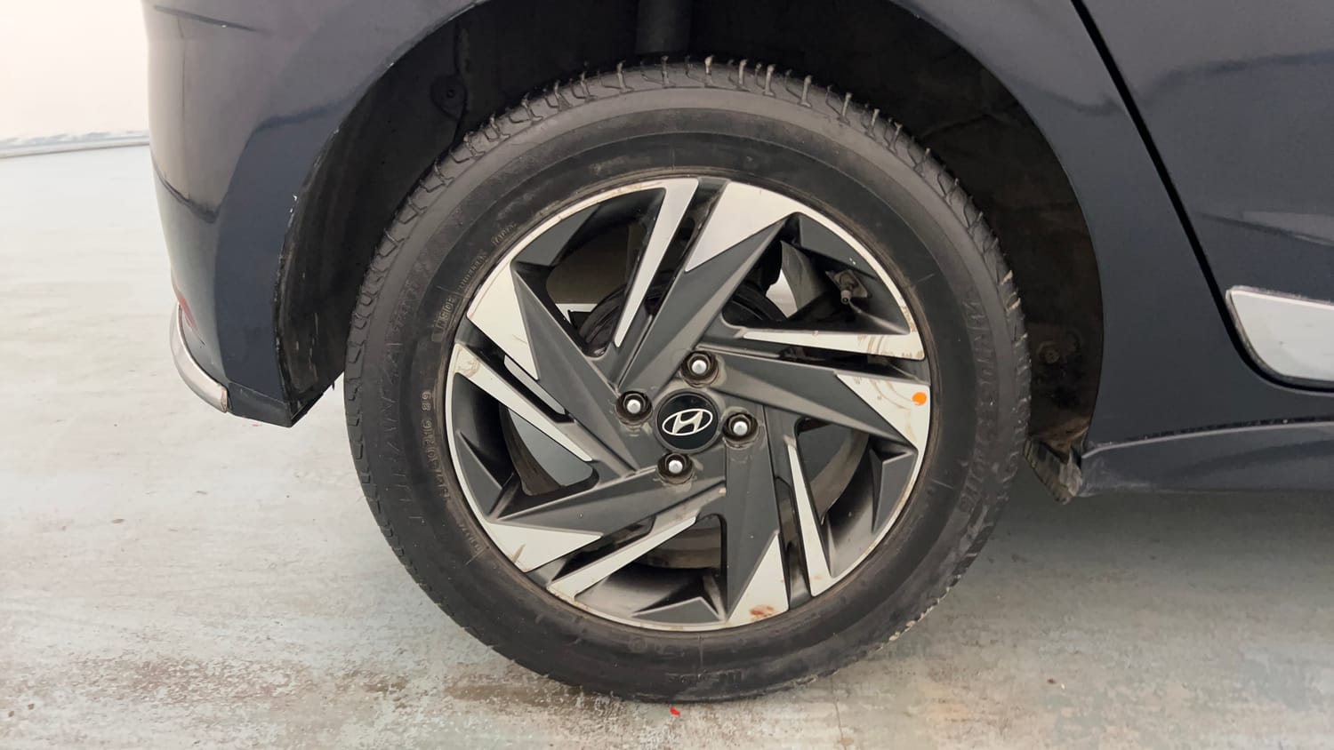 Used 2020 Hyundai New i20 Asta (O) 1.0 Turbo DCT Petrol Automatic tyres RIGHT REAR TYRE RIM VIEW