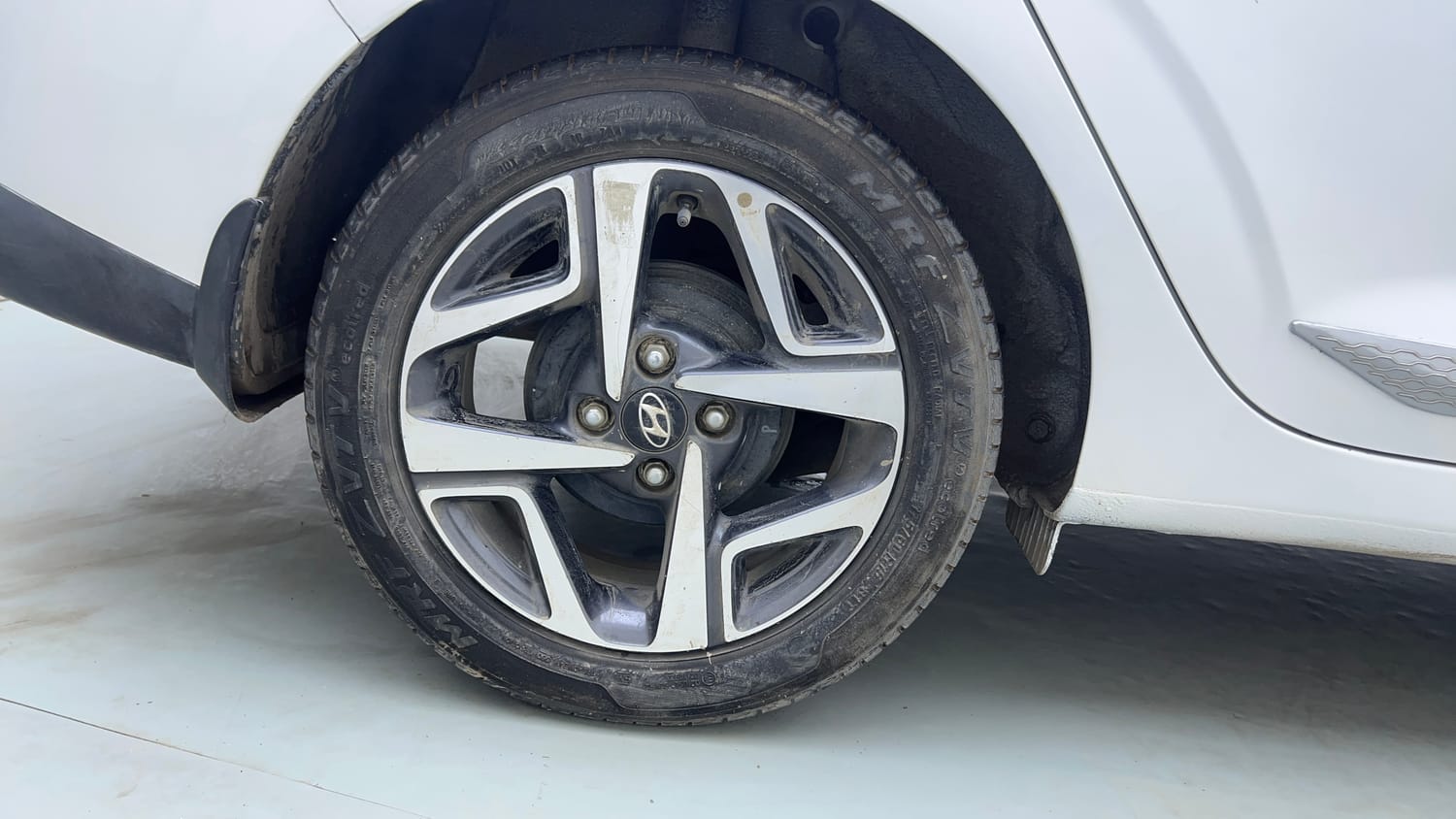 Used 2021 Hyundai Aura SX Plus 1.2 AMT Petrol Petrol Automatic tyres RIGHT REAR TYRE RIM VIEW