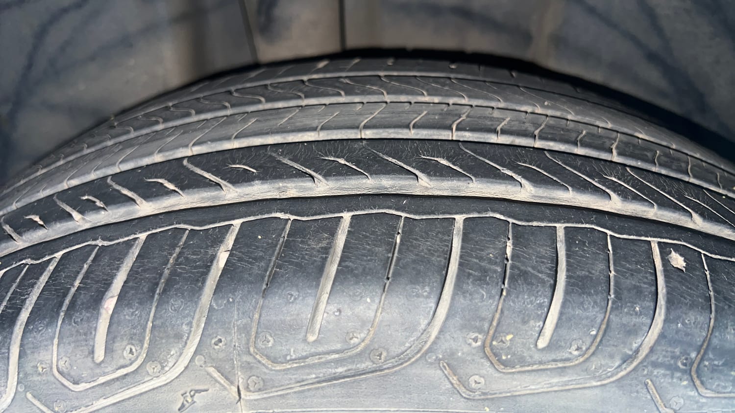Used 2022 Skoda Kushaq Ambition 1.0L TSI AT Petrol Automatic tyres RIGHT REAR TYRE TREAD VIEW