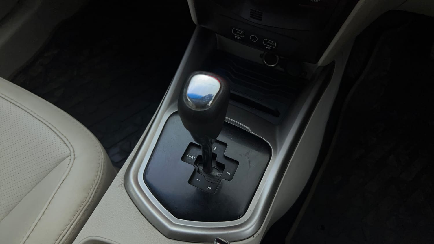 Used 2023 Mahindra XUV 300 W8 (O) 1.5 Diesel AMT Diesel Automatic interior GEAR  KNOB VIEW