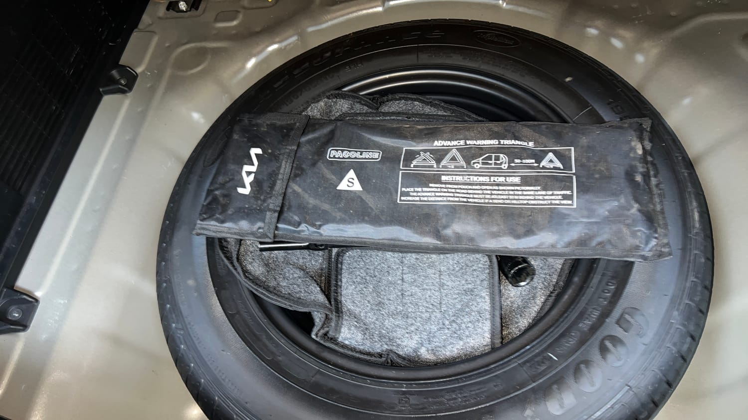 Used 2023 Kia Sonet HTX 1.5 AT Diesel Automatic tyres SPARE TYRE VIEW