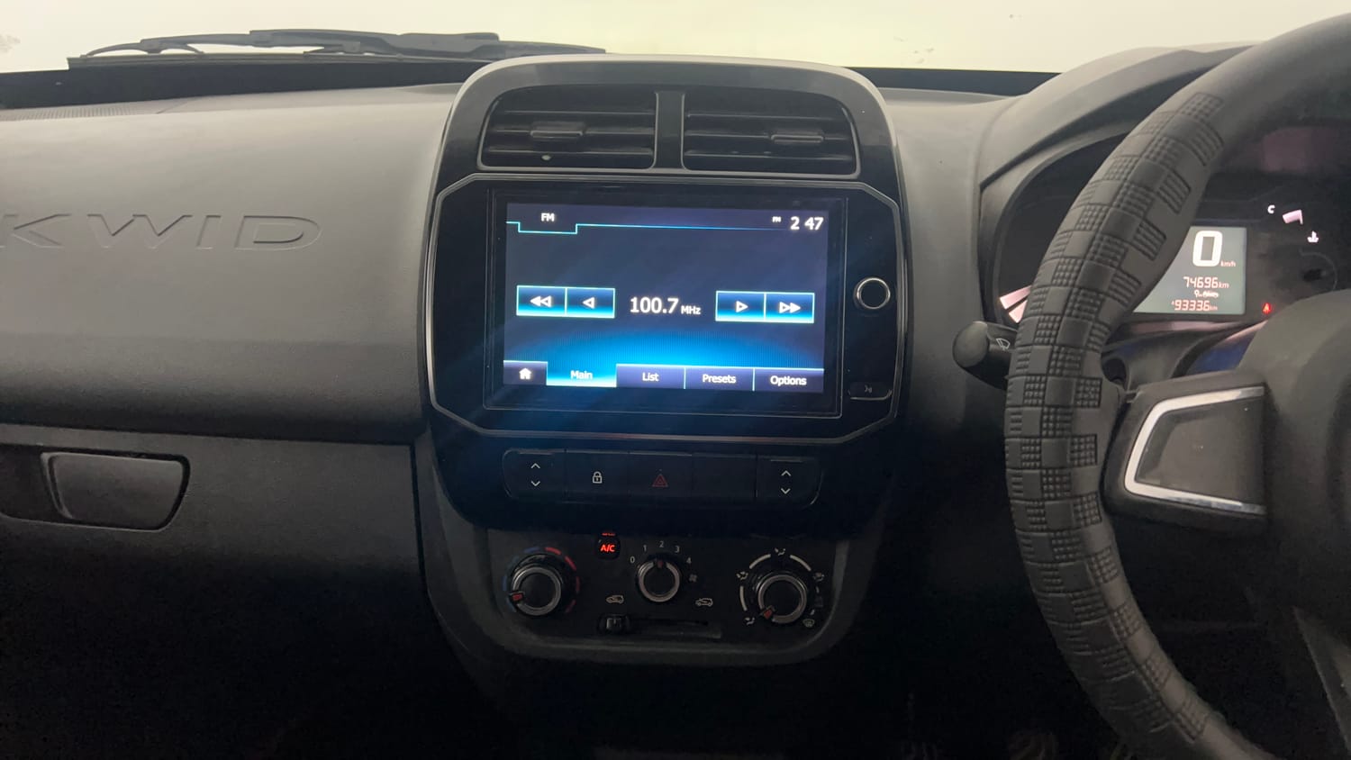 Used 2020 Renault Kwid 1.0 RXT Petrol Manual interior MUSIC SYSTEM & AC CONTROL VIEW