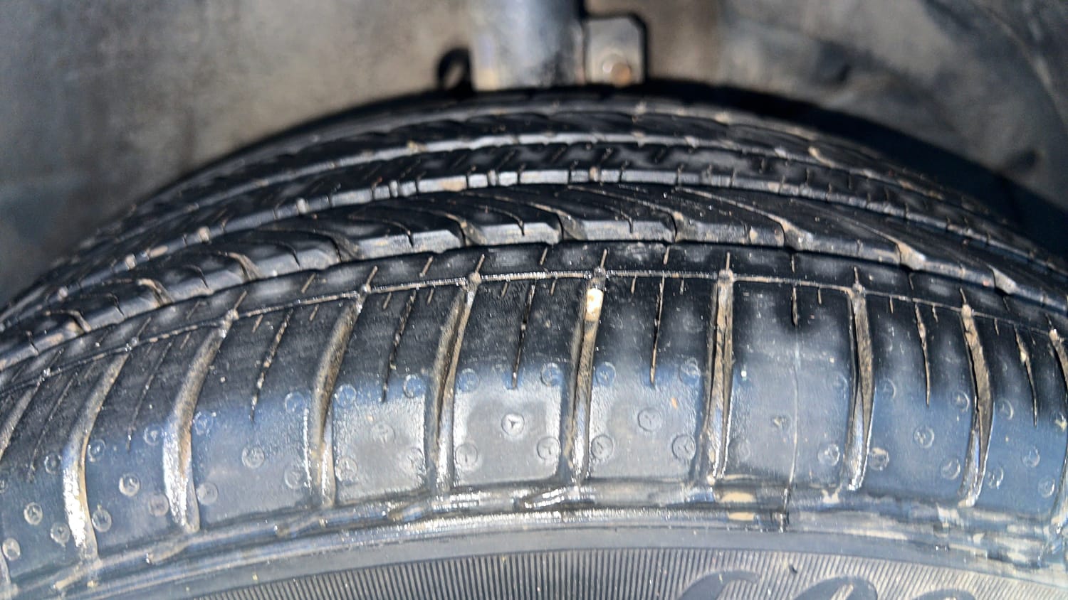 Used 2016 Maruti Suzuki Baleno Alpha 1.2 Petrol Manual tyres RIGHT FRONT TYRE TREAD VIEW