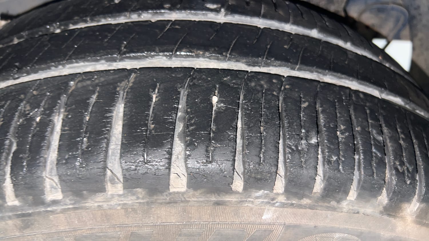 Used 2015 Hyundai Elite i20 Sportz 1.2 Petrol Manual tyres LEFT REAR TYRE TREAD VIEW