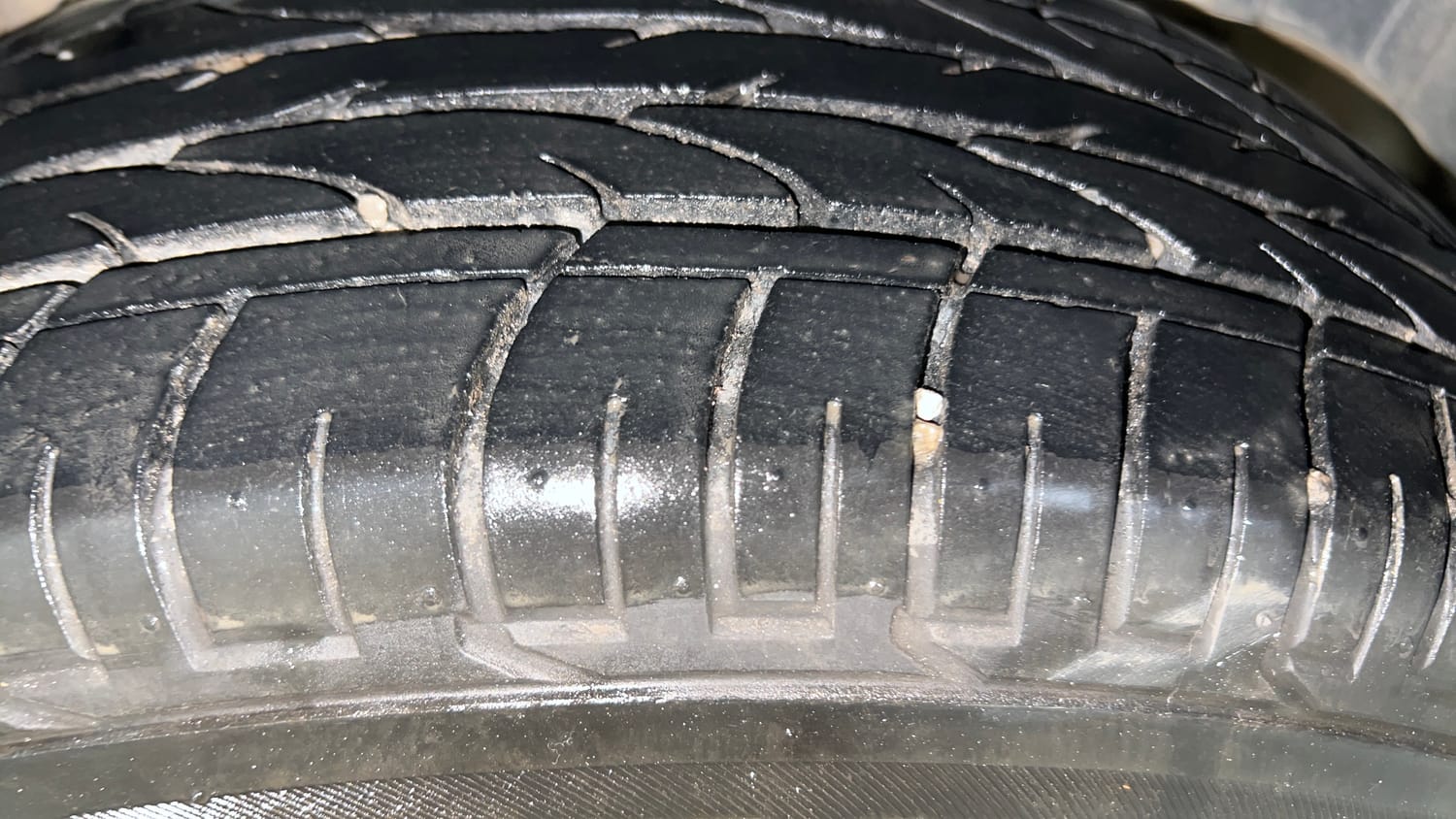 Used 2023 Mahindra XUV 300 W8 (O) 1.5 Diesel AMT Diesel Automatic tyres LEFT REAR TYRE TREAD VIEW