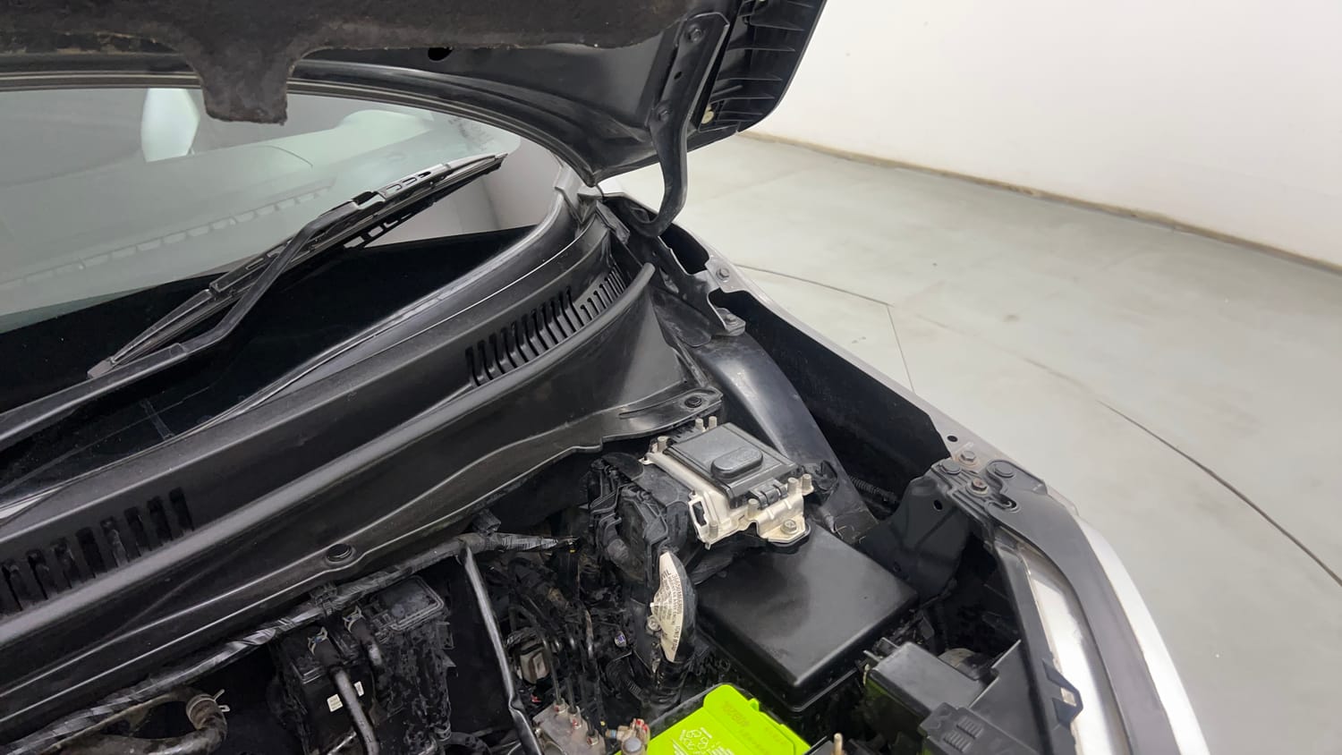Used 2023 Maruti Suzuki Ignis Zeta 1.2 MT Petrol Manual engine ENGINE LEFT SIDE HINGE & APRON VIEW