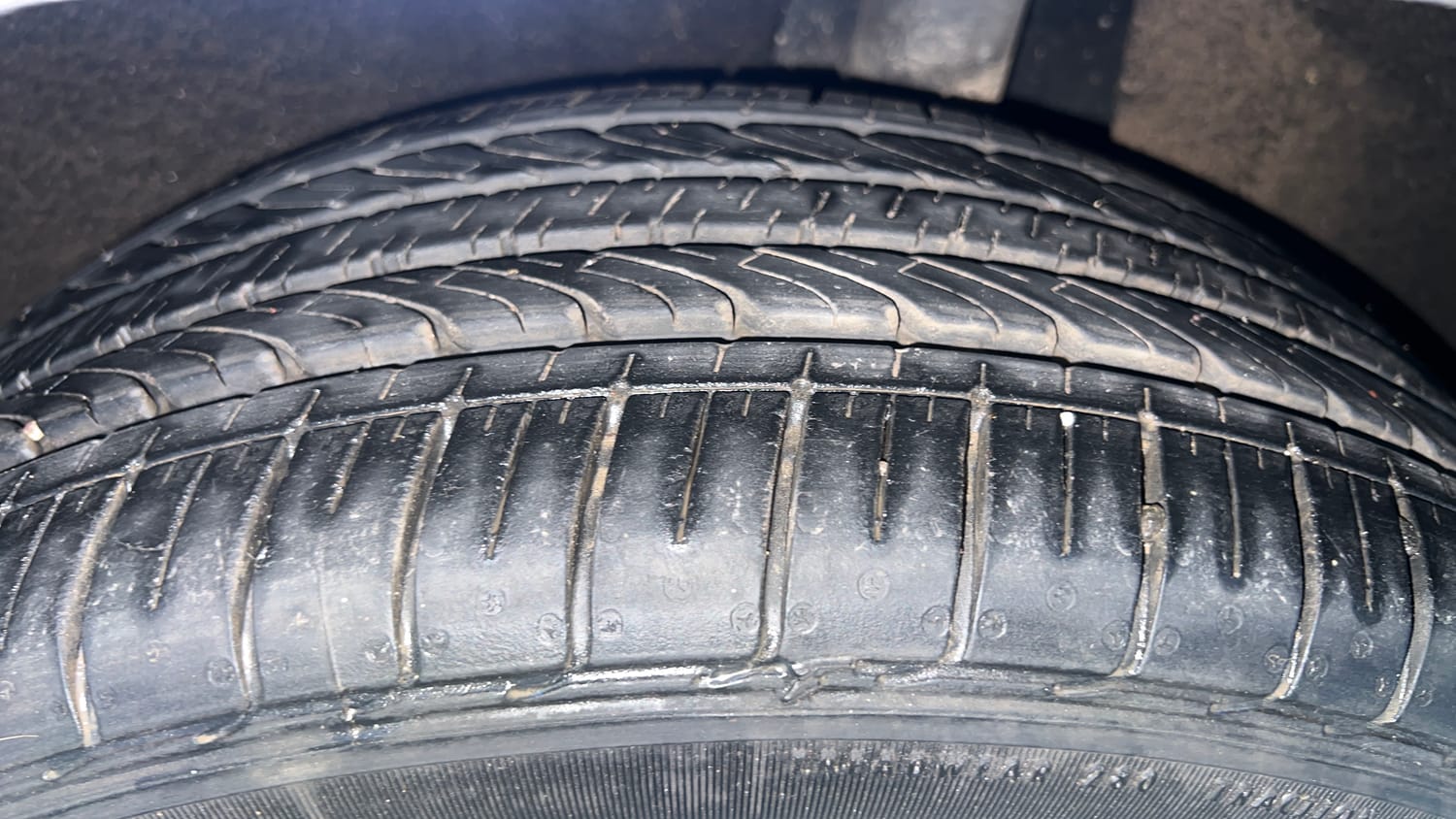 Used 2016 Maruti Suzuki Baleno Alpha 1.2 Petrol Manual tyres LEFT REAR TYRE TREAD VIEW