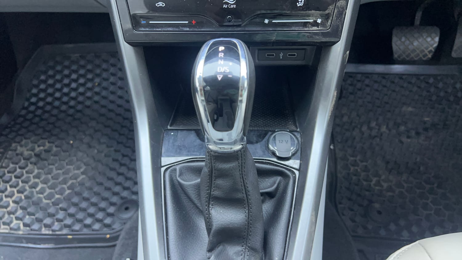 Used 2022 Skoda Kushaq Ambition 1.0L TSI AT Petrol Automatic interior GEAR  KNOB VIEW