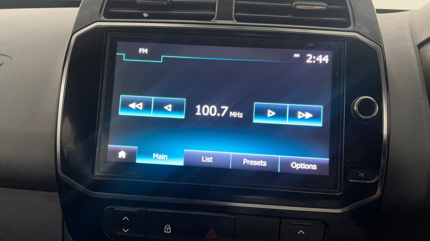 Used 2020 Renault Kwid 1.0 RXT Petrol Manual top_features Integrated (in-dash) music system