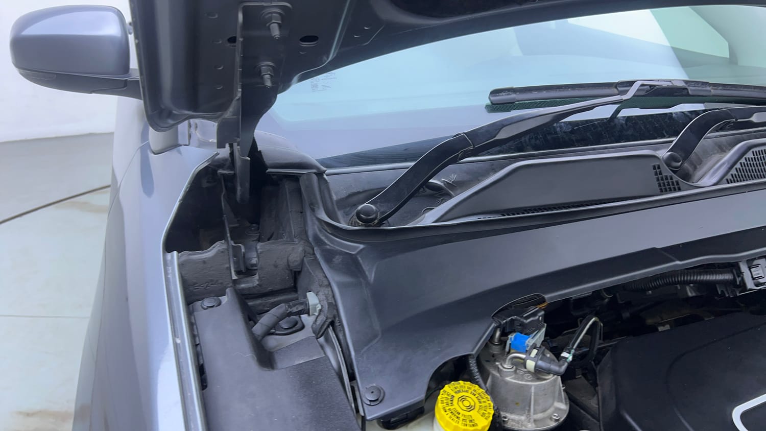 Used 2018 Jeep Compass Longitude (O) 2.0 Diesel Diesel Manual engine ENGINE RIGHT SIDE HINGE & APRON VIEW