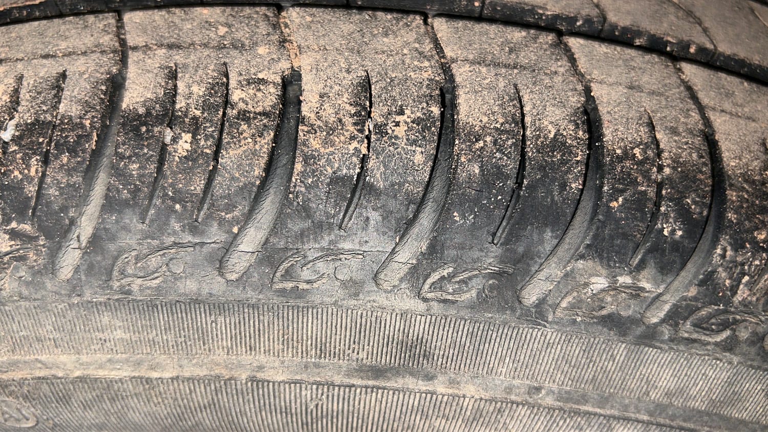 Used 2013 Ford Figo Duratorq Diesel EXI 1.4 Diesel Manual tyres LEFT REAR TYRE TREAD VIEW