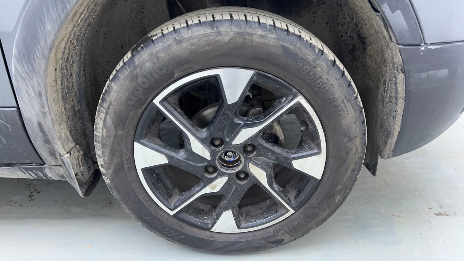 Used 2024 Tata Punch Creative Dual Tone AMT Petrol Automatic tyres RIGHT FRONT TYRE RIM VIEW