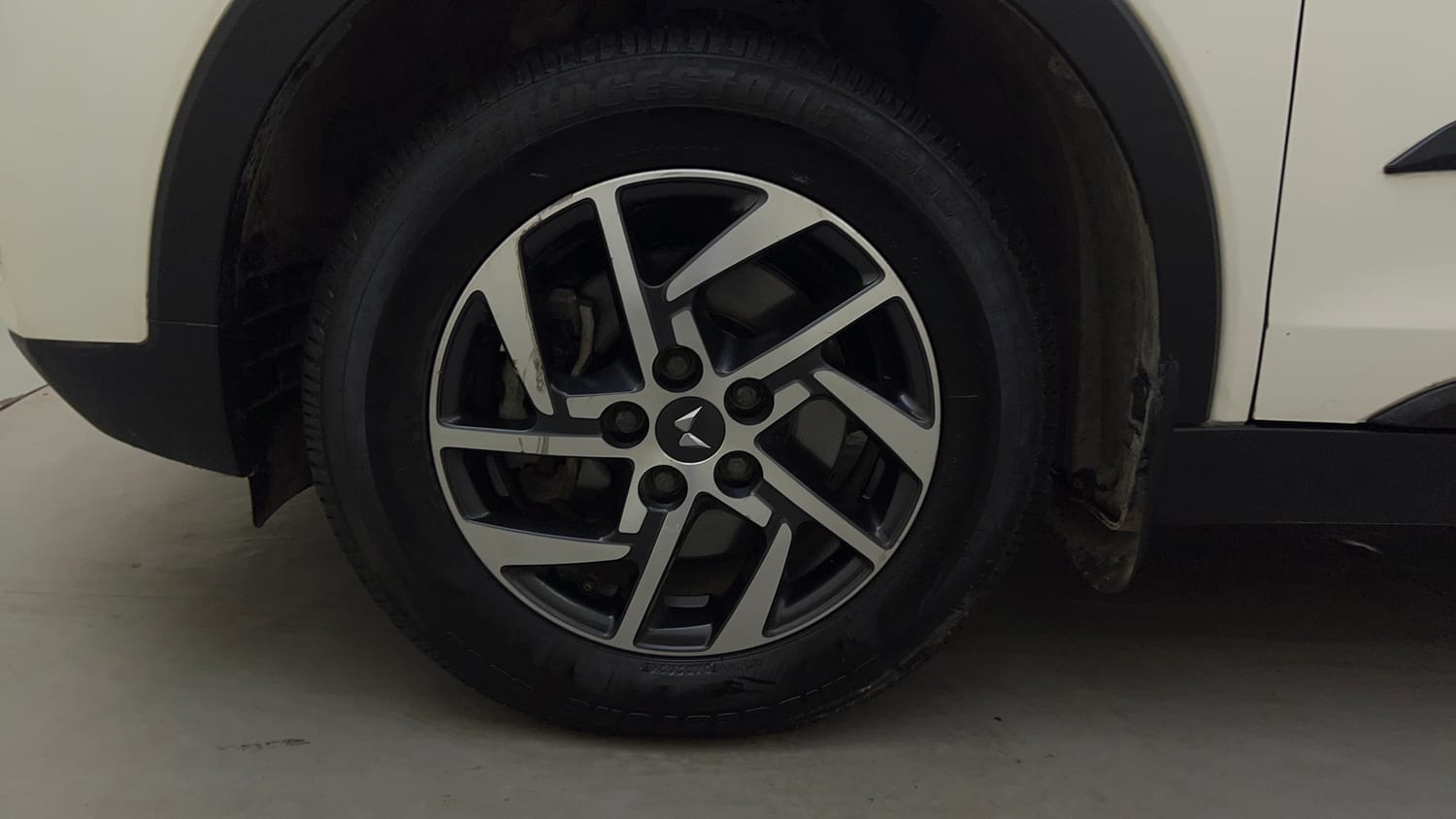 Used 2023 Mahindra XUV 300 W8 (O) 1.5 Diesel AMT Diesel Automatic tyres LEFT FRONT TYRE RIM VIEW