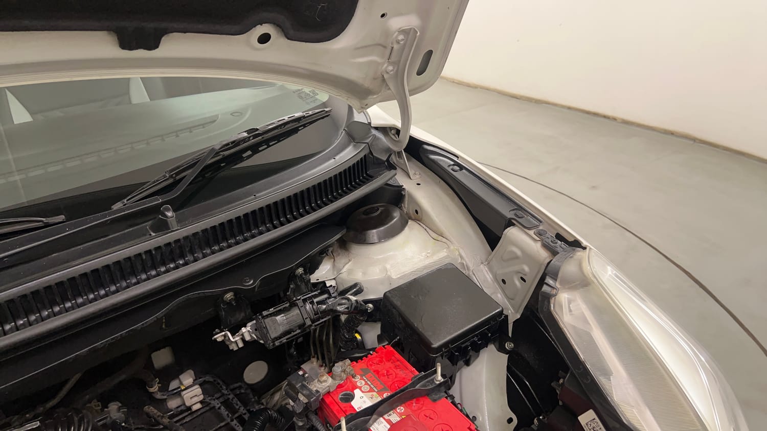 Used 2018 Maruti Suzuki Baleno Delta 1.2 Petrol Manual engine ENGINE LEFT SIDE HINGE & APRON VIEW