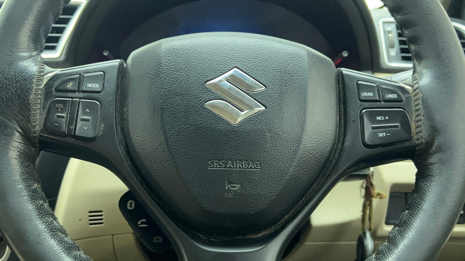 Used 2019 Maruti Suzuki Ciaz Delta Hybrid 1.5 Petrol Manual top_features Steering mounted controls
