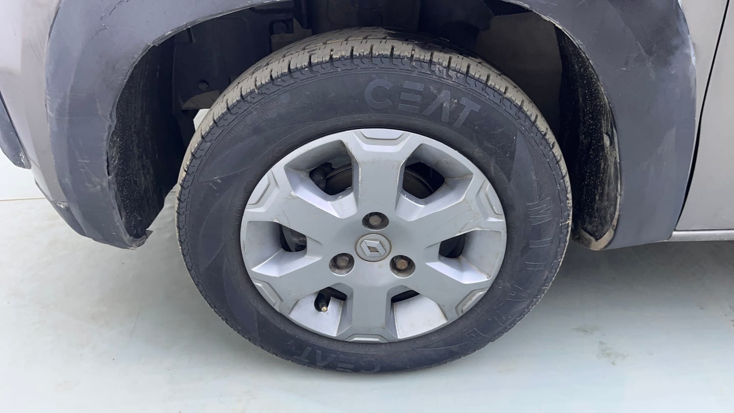 Used 2017 Renault Kwid CLIMBER 1.0 AMT Petrol Automatic tyres LEFT FRONT TYRE RIM VIEW