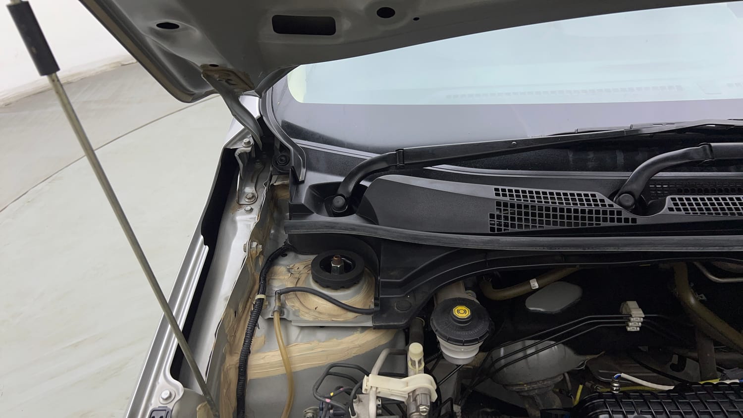Used 2023 Honda Amaze VX CVT 1.2 Petrol Petrol Automatic engine ENGINE RIGHT SIDE HINGE & APRON VIEW