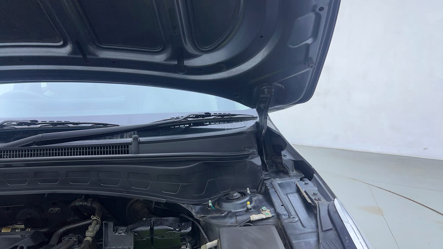 Used 2020 Kia Seltos HTX 1.5 Petrol Manual engine ENGINE LEFT SIDE HINGE & APRON VIEW