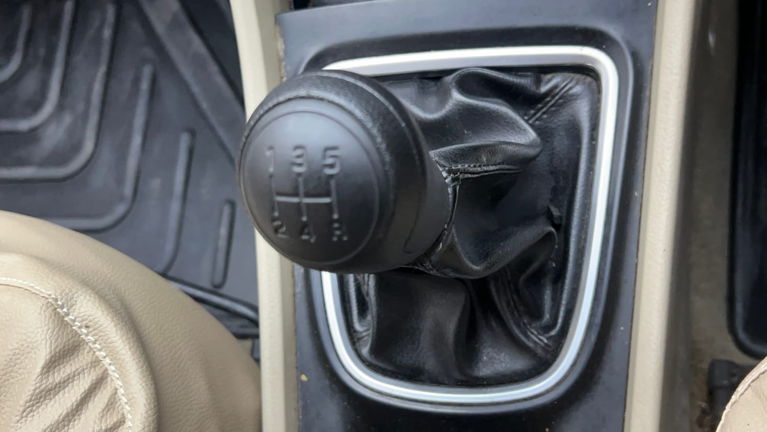 Used 2019 Maruti Suzuki Ciaz Delta Hybrid 1.5 Petrol Manual interior GEAR  KNOB VIEW