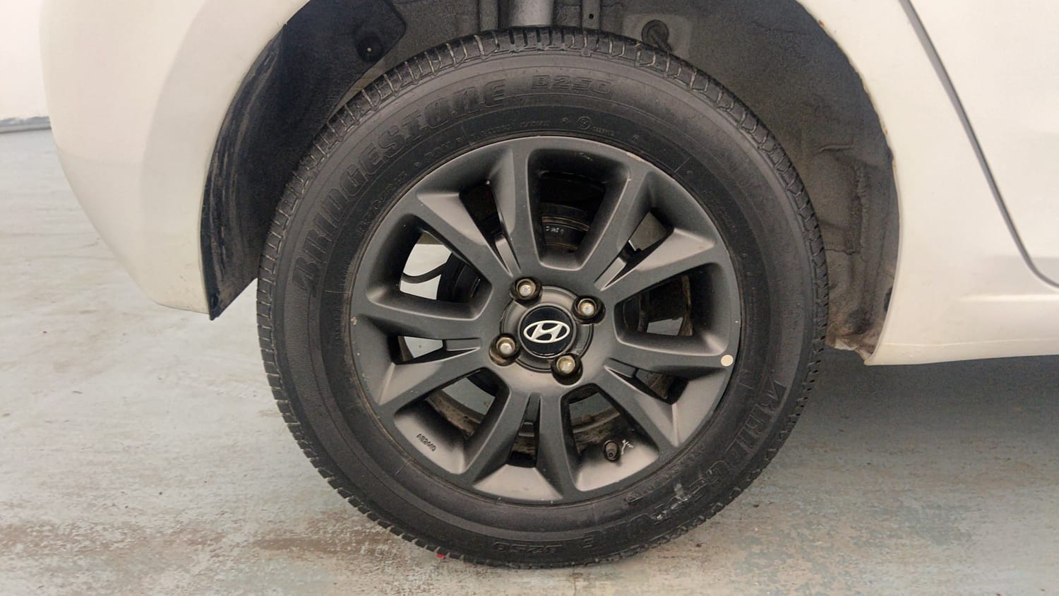 Used 2020 Hyundai Elite i20 Sportz Plus 1.2 Petrol Manual tyres RIGHT REAR TYRE RIM VIEW
