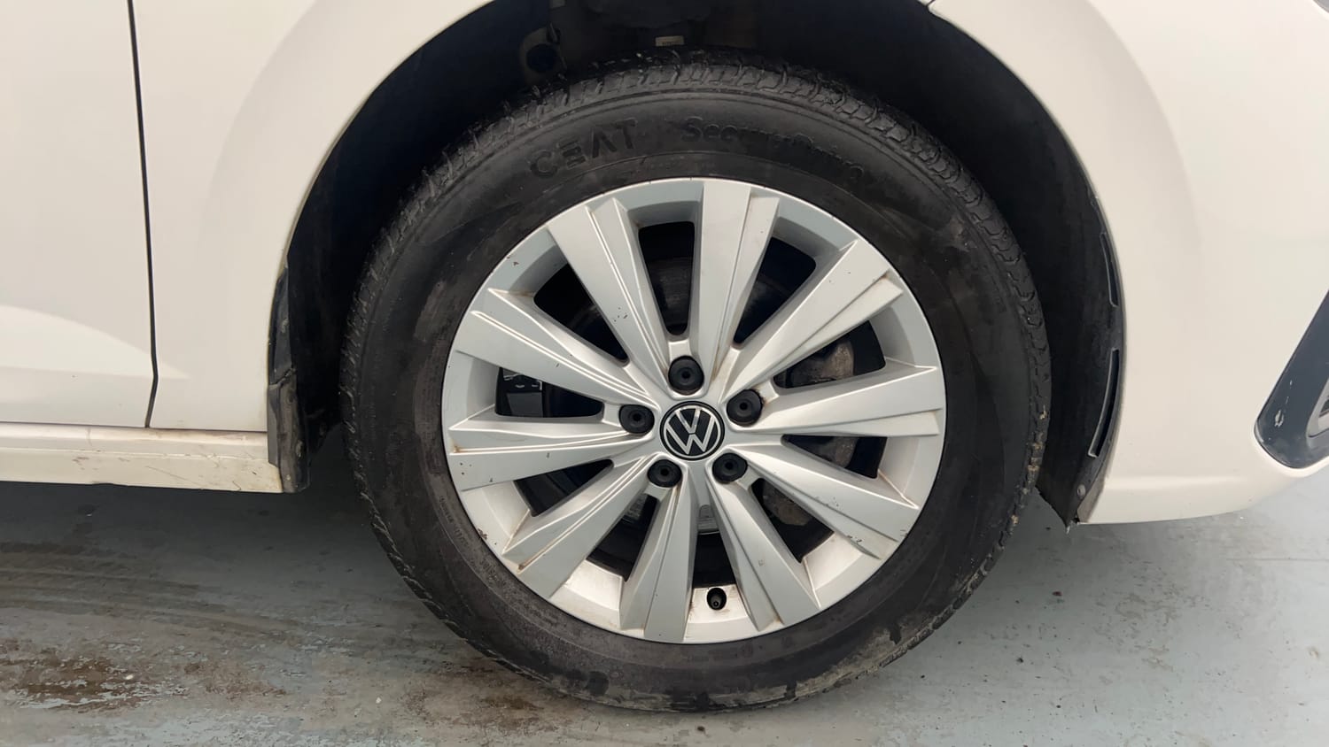 Used 2024 Volkswagen Virtus Highline 1.0 TSI AT Petrol Automatic tyres RIGHT FRONT TYRE RIM VIEW