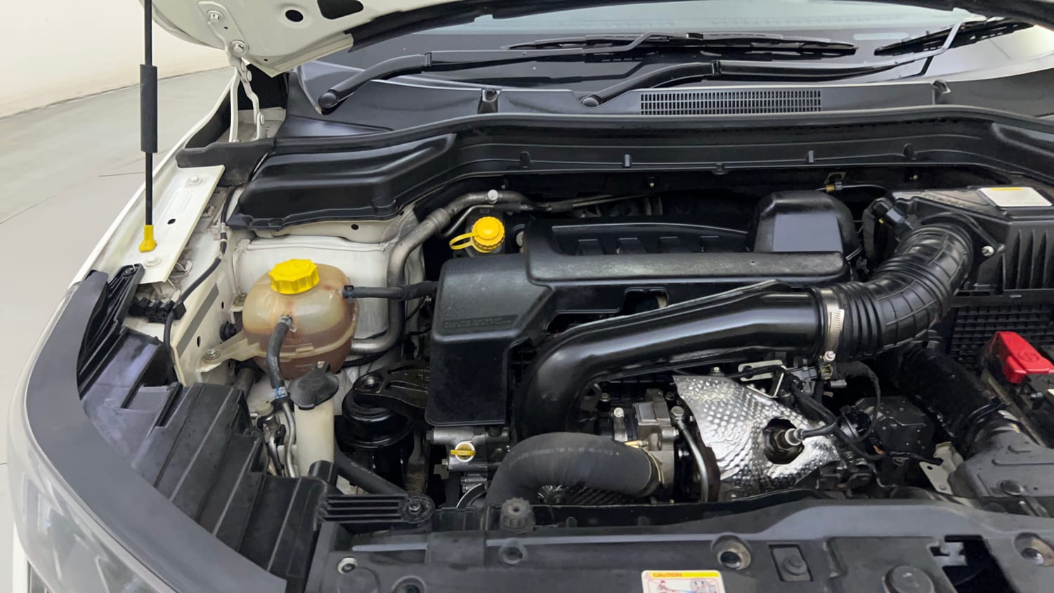 Used 2023 Mahindra XUV 300 W8 (O) 1.5 Diesel AMT Diesel Automatic engine ENGINE RIGHT SIDE HINGE & APRON VIEW