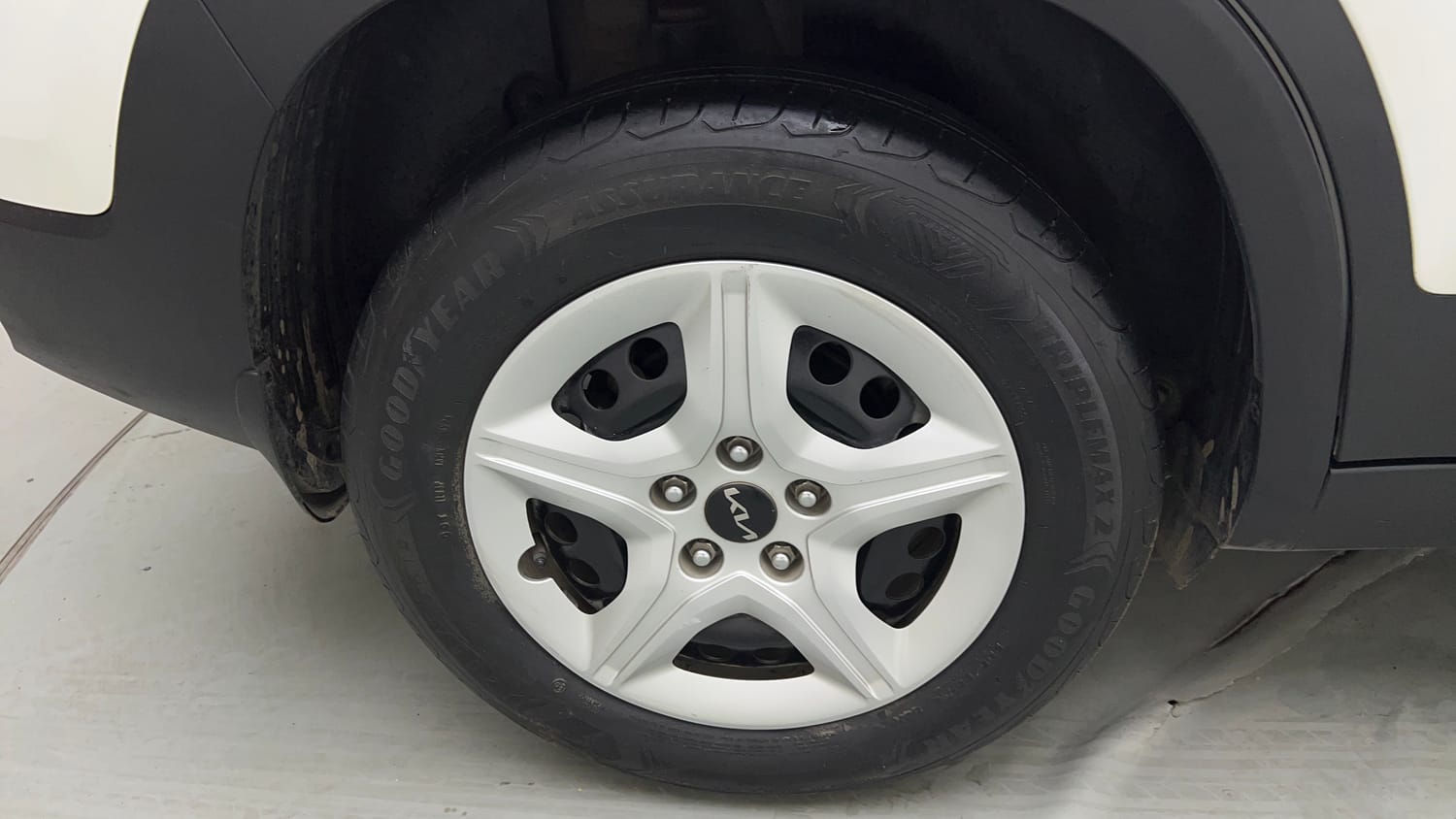 Used 2024 Kia Seltos HTK 1.5 Petrol MT Petrol Manual tyres RIGHT REAR TYRE RIM VIEW