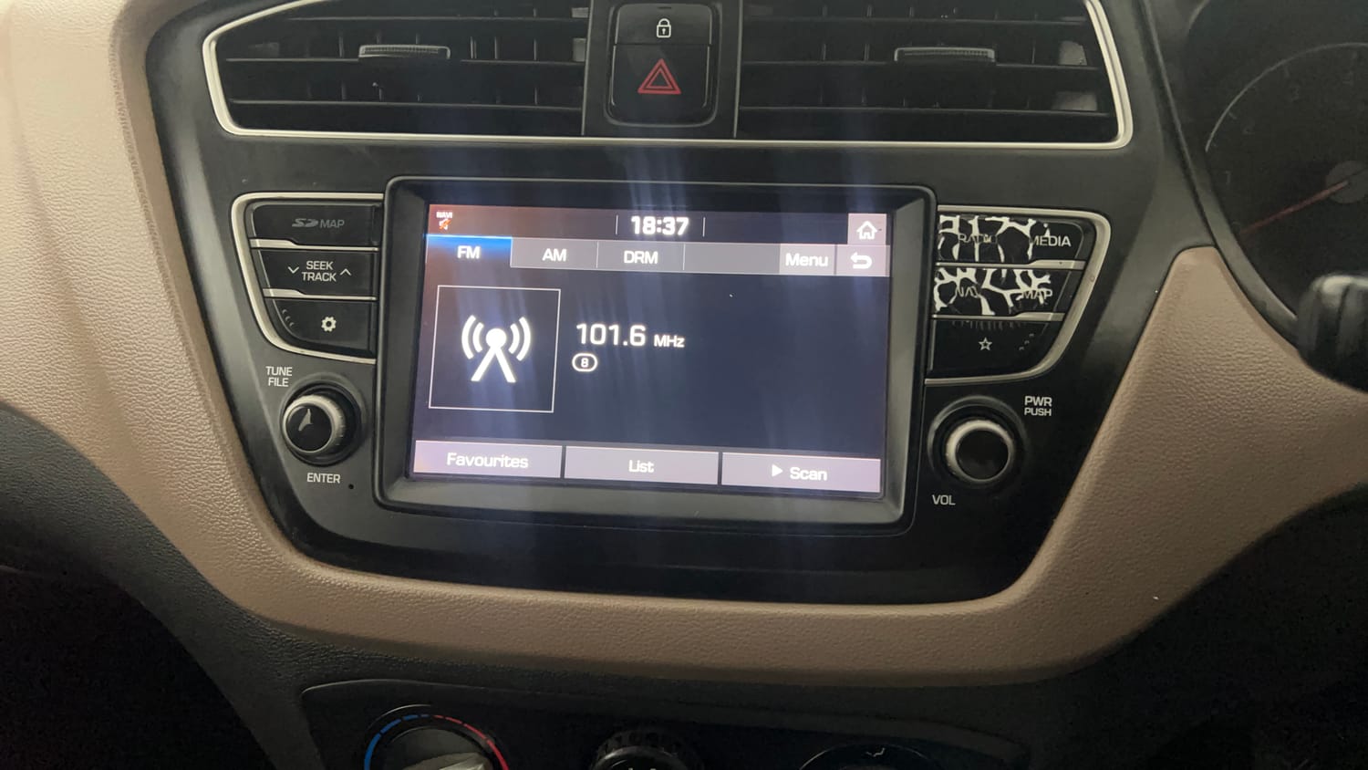 Used 2020 Hyundai Elite i20 Sportz Plus 1.2 Petrol Manual top_features Integrated (in-dash) music system