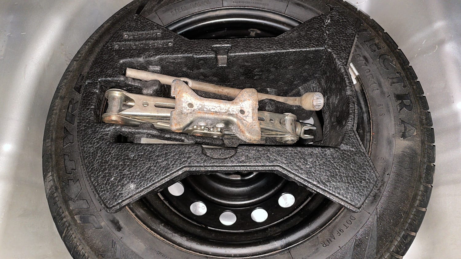 Used 2015 Maruti Suzuki Celerio ZXi Petrol Manual tyres SPARE TYRE VIEW