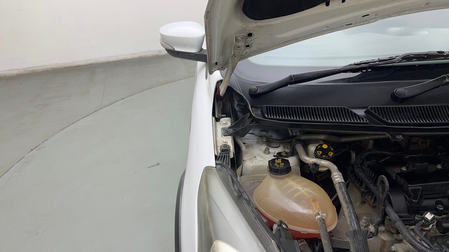 Used 2018 Ford Freestyle Titanium 1.2 Ti-VCT Petrol Manual engine ENGINE RIGHT SIDE HINGE & APRON VIEW