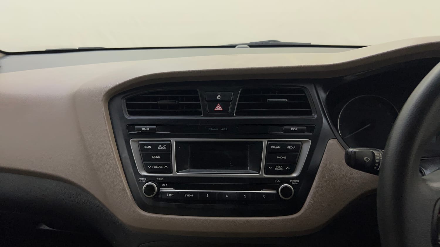 Used 2015 Hyundai Elite i20 Sportz 1.2 Petrol Manual top_features Integrated (in-dash) music system