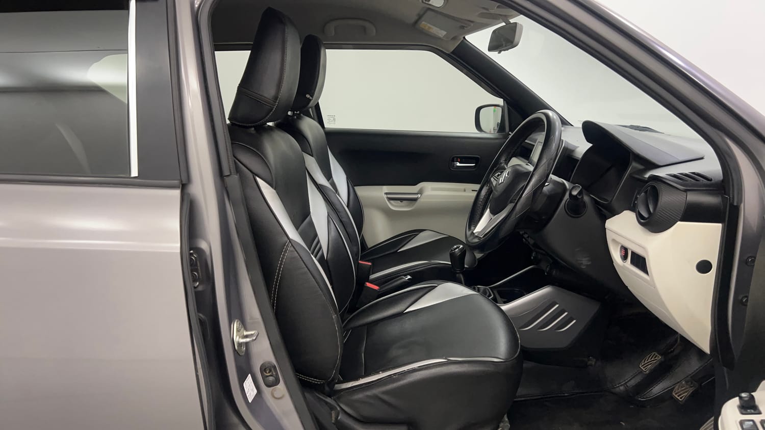 Used 2023 Maruti Suzuki Ignis Zeta 1.2 MT Petrol Manual interior RIGHT SIDE FRONT DOOR CABIN VIEW