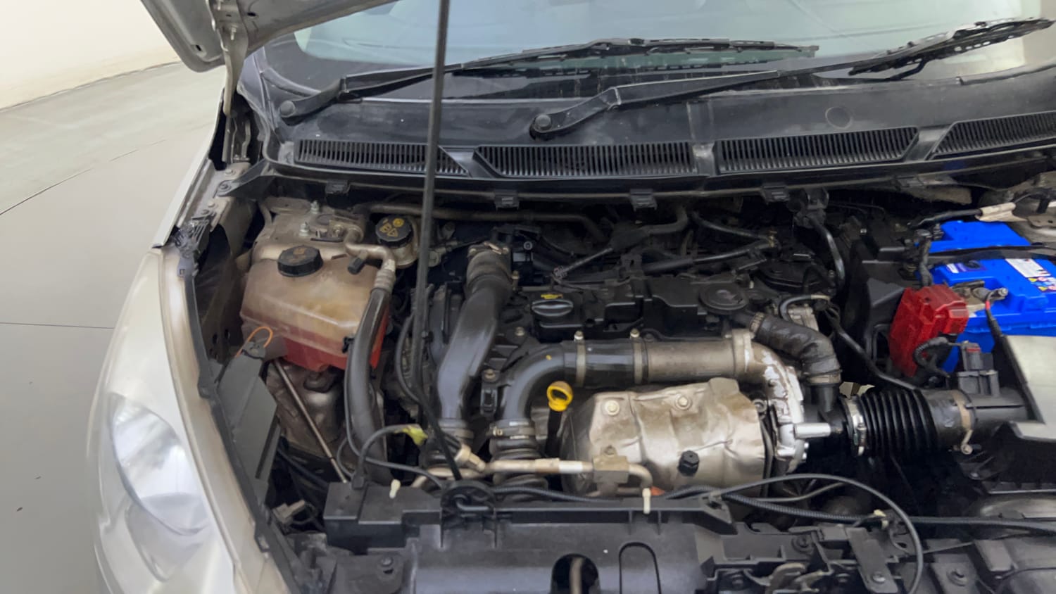 Used 2016 Ford Figo Titanium Plus 1.5 TDCi Diesel Manual engine ENGINE RIGHT SIDE HINGE & APRON VIEW