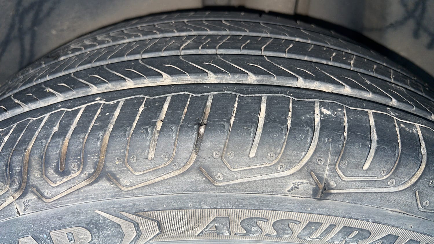 Used 2022 Skoda Kushaq Ambition 1.0L TSI AT Petrol Automatic tyres LEFT REAR TYRE TREAD VIEW