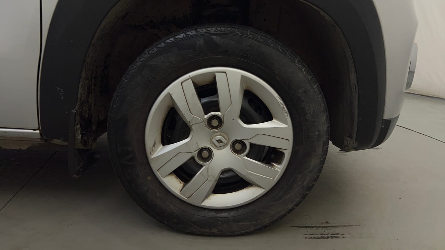 Used 2017 Renault Kwid RXT Petrol Manual tyres RIGHT FRONT TYRE RIM VIEW