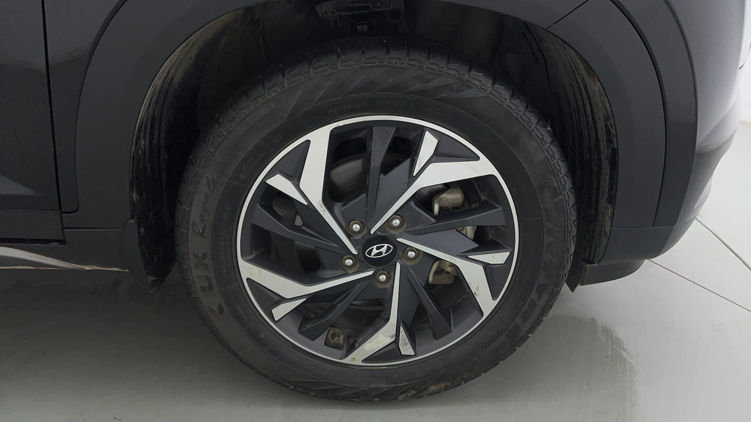 Used 2024 Hyundai Creta SX (O) 1.5 Petrol IVT Petrol Automatic tyres RIGHT FRONT TYRE RIM VIEW