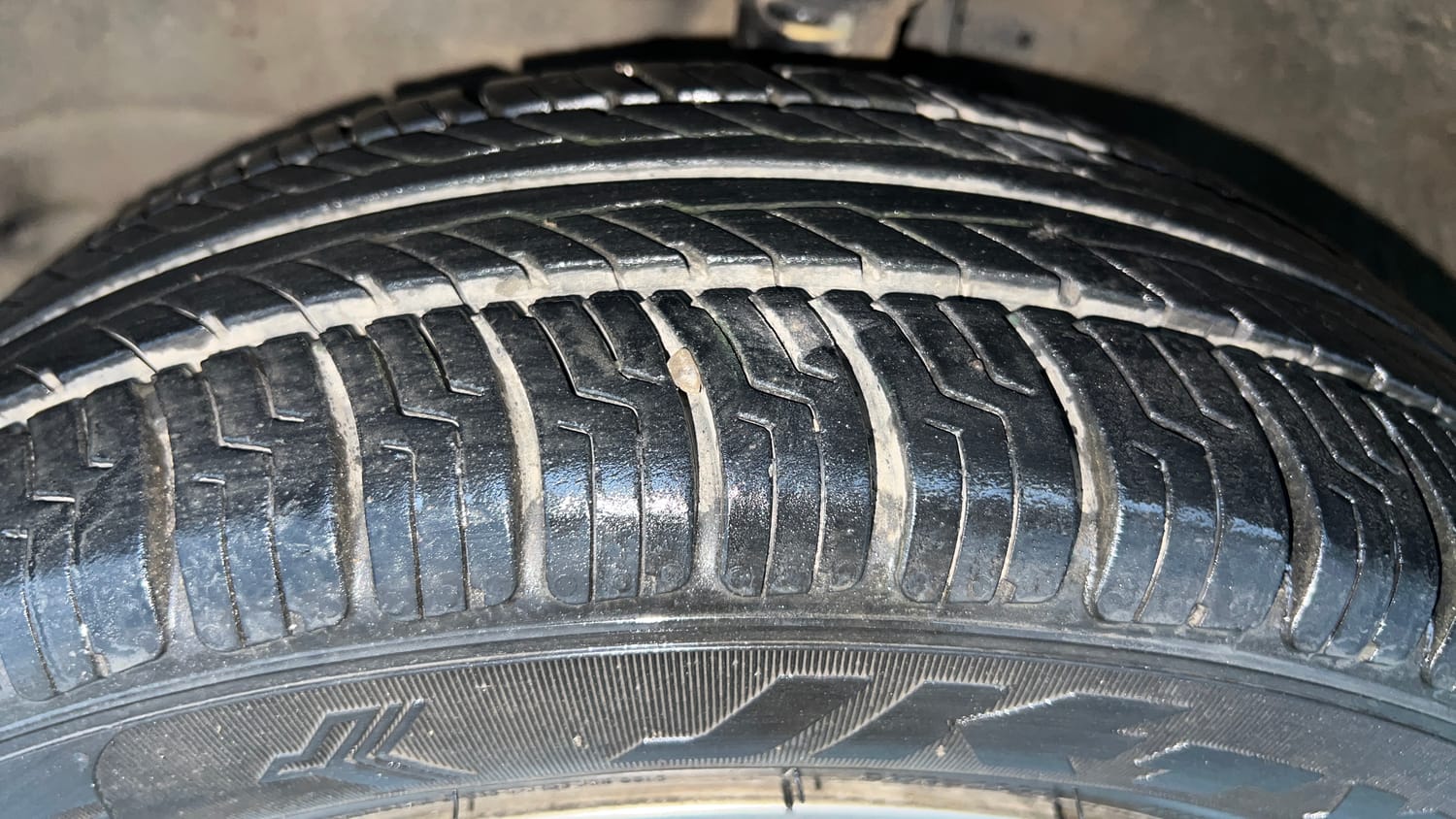 Used 2013 Maruti Suzuki Wagon R Stingray VXi Petrol Manual tyres LEFT FRONT TYRE TREAD VIEW
