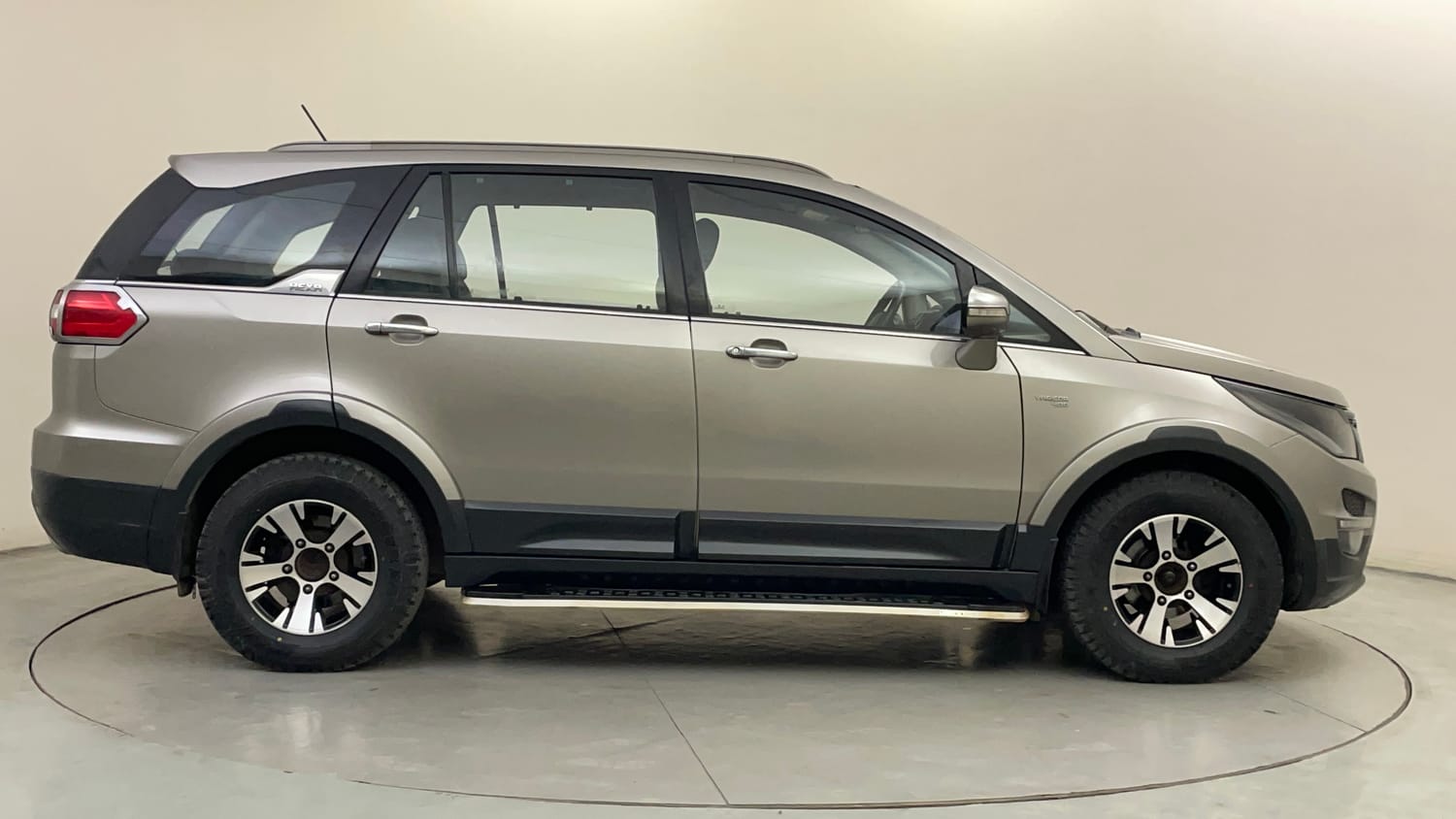 Used 2017 Tata Hexa XT 4x2 7 STR Diesel Manual exterior RIGHT SIDE VIEW