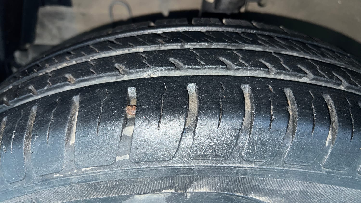 Used 2016 Maruti Suzuki Swift Lxi (O) Petrol Manual tyres LEFT FRONT TYRE TREAD VIEW