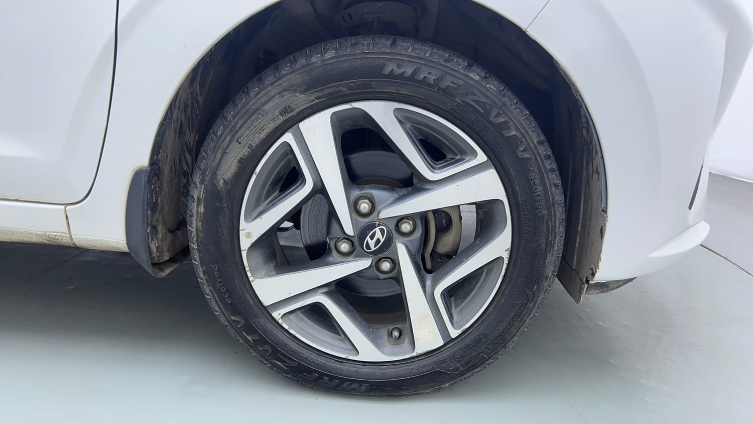 Used 2021 Hyundai Aura SX Plus 1.2 AMT Petrol Petrol Automatic tyres RIGHT FRONT TYRE RIM VIEW