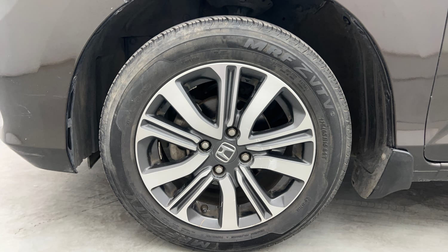 Used 2023 Honda Amaze VX MT 1.2 Petrol Petrol Manual tyres LEFT FRONT TYRE RIM VIEW