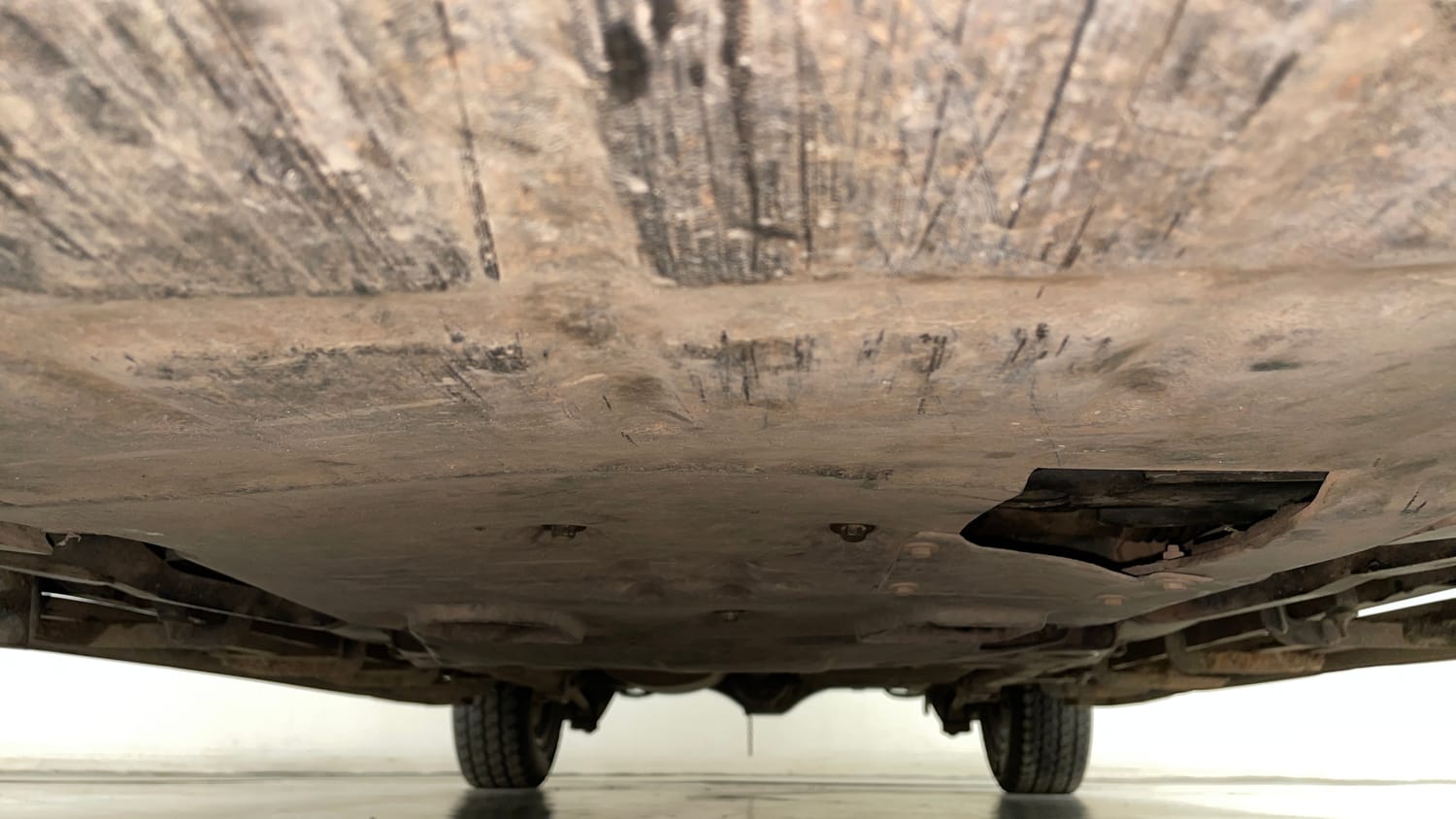 Used 2017 Tata Hexa XT 4x2 7 STR Diesel Manual extra FRONT LEFT UNDERBODY VIEW