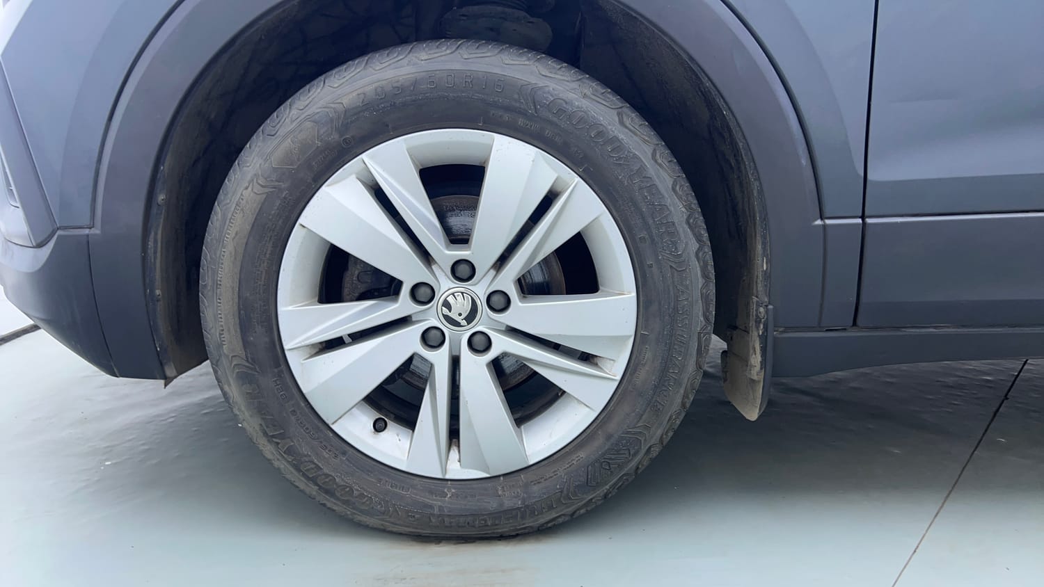 Used 2022 Skoda Kushaq Ambition 1.0L TSI AT Petrol Automatic tyres LEFT FRONT TYRE RIM VIEW